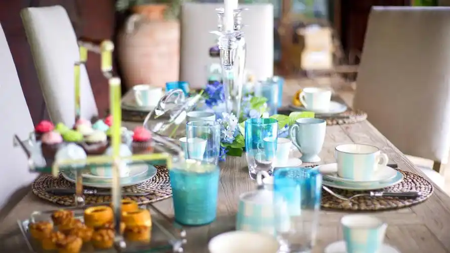 下载壁纸 1920x1080 全高清 玻璃杯子,餐桌 桌面背景