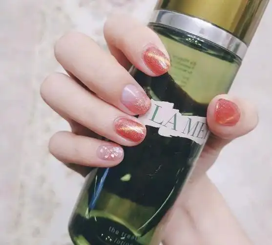 会有一种清凉的感觉,真的很适合夏天啦~今天小编的这组猫眼美甲就分享