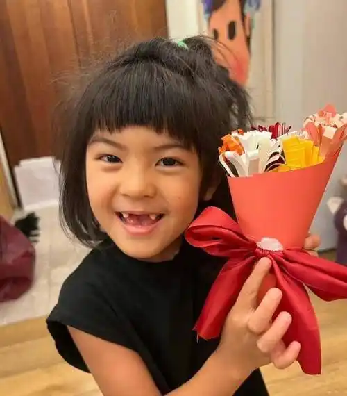 贾静雯分享节日惊喜,有咘咘和波妞送的手工花束,还有老公修杰楷送的