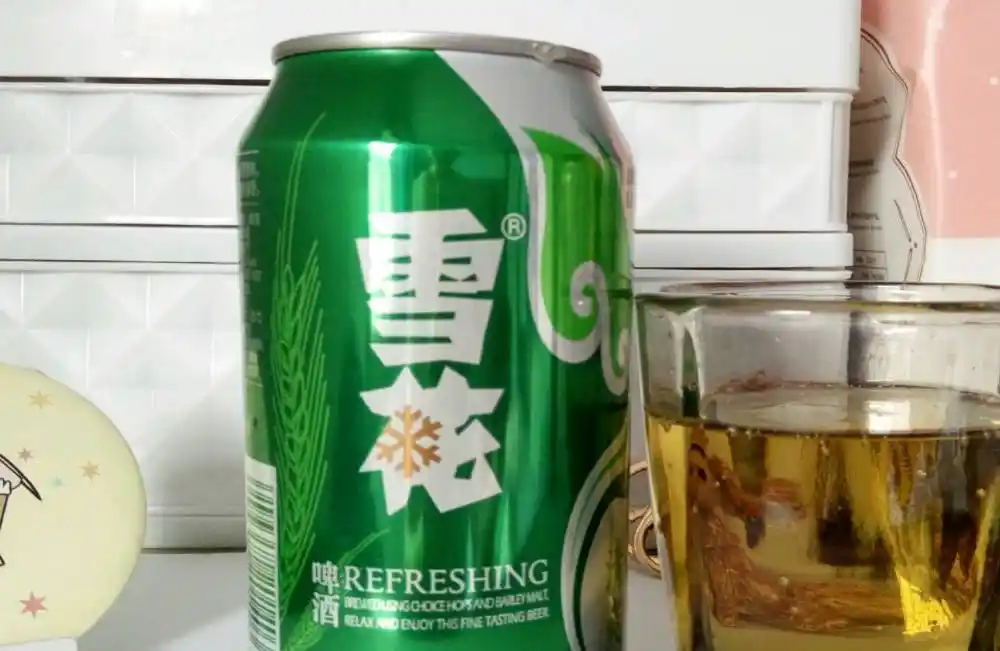 雪花啤酒的酒味偏淡,不过入口的舒适度非常好,纯净自然,很受年轻人的