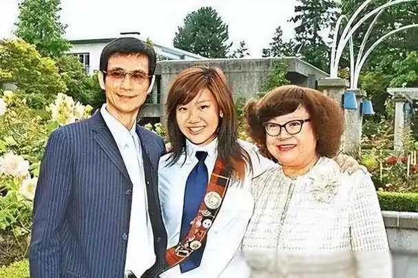 76岁郑少秋带三婚娇妻买豪车,大肆挥霍,夫妻两人长相如同两代