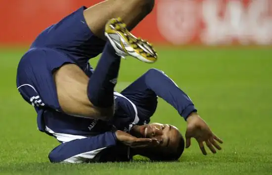 图文-齐达内组织义赛支援海地 亨利摔倒人仰马翻