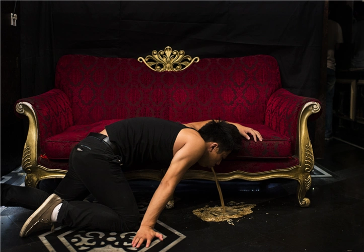 2013年7月11日,01:43,一个喝醉的男子顶不住酒精的作用在呕吐.