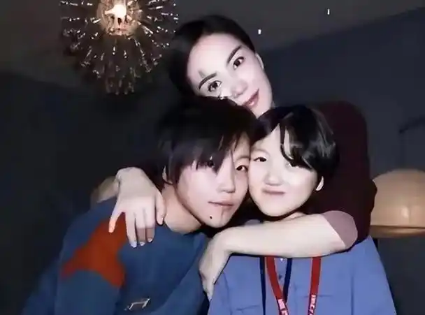 王菲端午带李嫣看演唱会,母女同框长一样,李嫣兔唇恢复完美