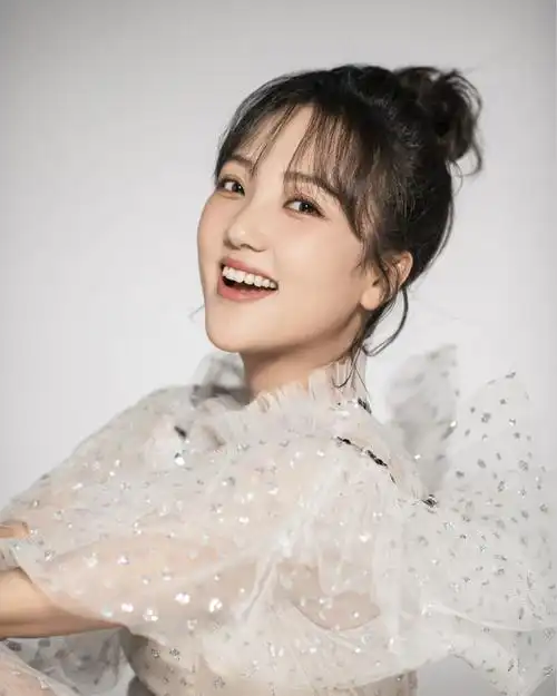杜沁怡最新写真释出 可甜可飒温柔灵动