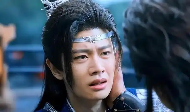 任嘉伦新剧脸部状态被嘲上热搜脸肿法令纹深已不适合演古偶