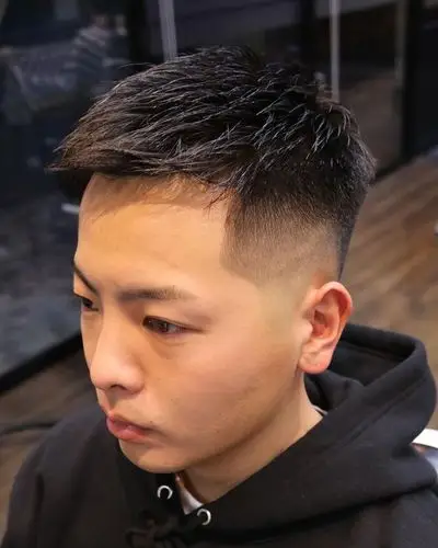 对于粗硬发型和自来卷发质的男士可以直接推成圆寸头的效果 ,周边和