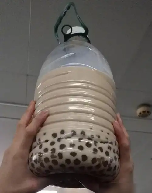 周杰伦出席品牌活动男粉丝超大桶奶茶引人注目女粉又输了