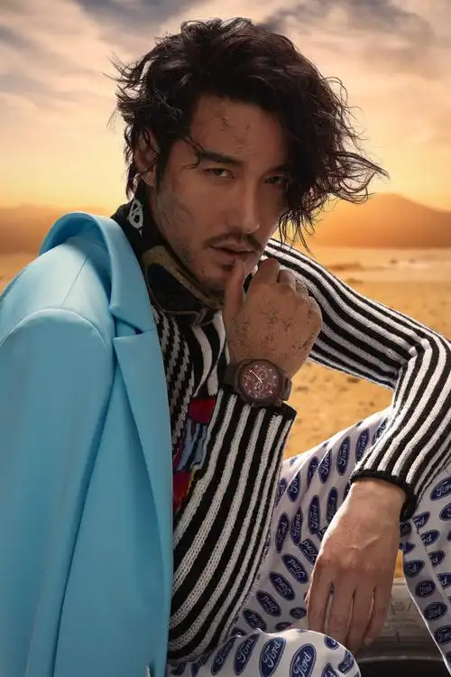 胡兵《风度mens uno》收年双面封上线 演绎时代破壁者