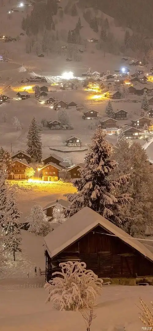 大雪纷飞的小城犹如童话世界般的景色
