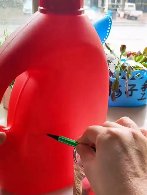 洗衣液瓶制作简单实用型花盆,简单又漂亮-度小视