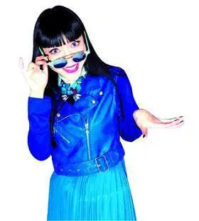 地铁站内行至负一层时,孩子看到一则"中国好声音"吴莫愁的"惊悚"广告