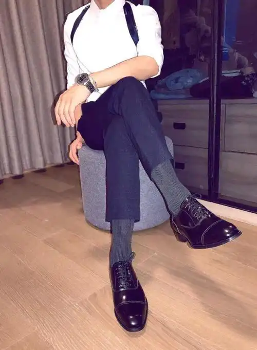 白衬衫正装帅哥,黑皮鞋搭黑袜,魅力帅