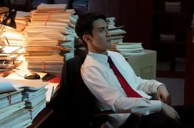 高伟光变身法官"罗大胆",基层普法遭遇居民从楼上泼水示威|马伊琍