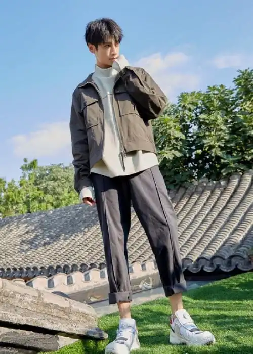 罗云熙真是尴尬!7000元的名牌牛仔裤,却穿出了70元的既视感!