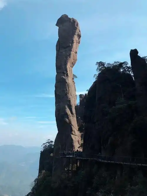 各种奇形怪石非常漂亮,一整座山由各种竖状的各种大小的石头组合而成