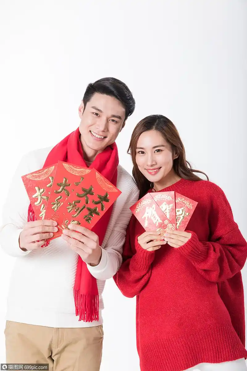 年轻夫妻新年发红包