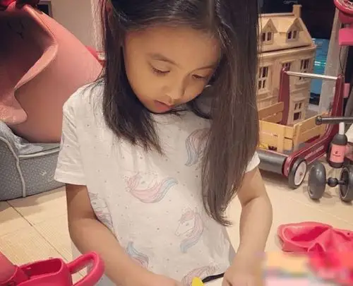 梧桐妹两个妹妹长大了,修思羽近照超可爱,却被咘咘