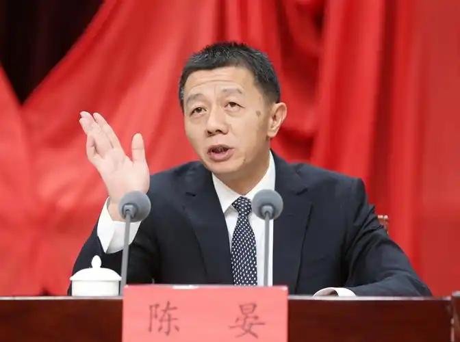 市委副书记,市长陈晏在会上说,今年贵阳将深入实施"千村整治,百村示范