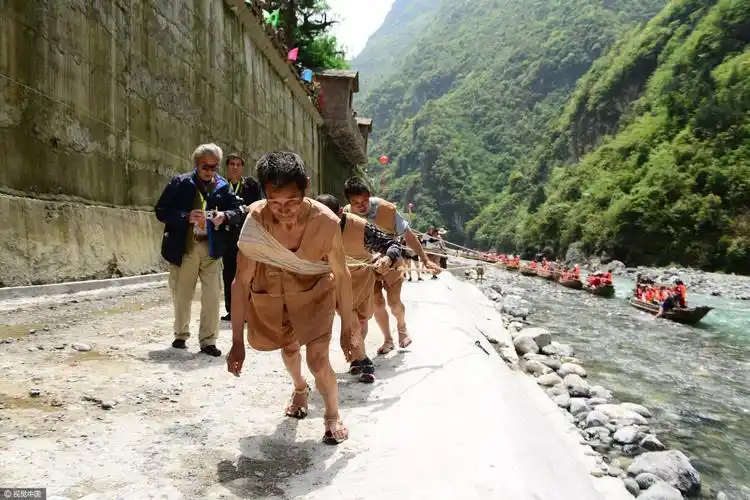 长江三峡纤夫"回归" 湖北巴东上演"纤夫祭"