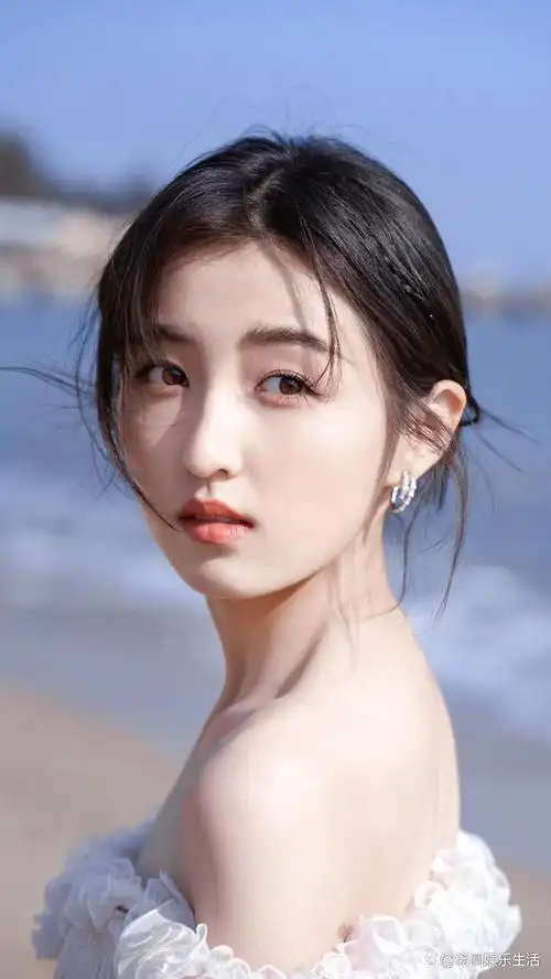 张子枫,中国内地女演员,零零后实力派小花.