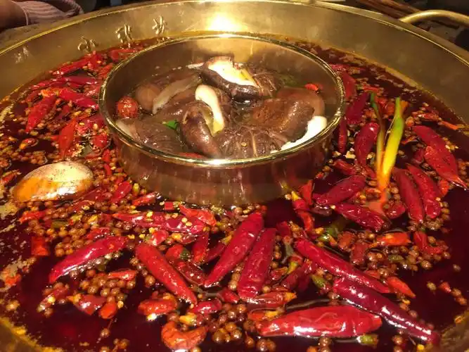 去,去的比较早,排了约半个小时就轮到了我们,小龙坎火锅装修古色古香