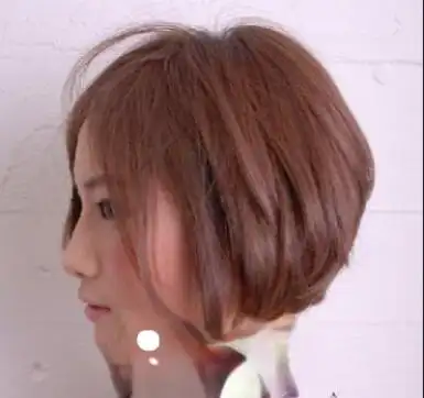 女生前长后短波波头发型