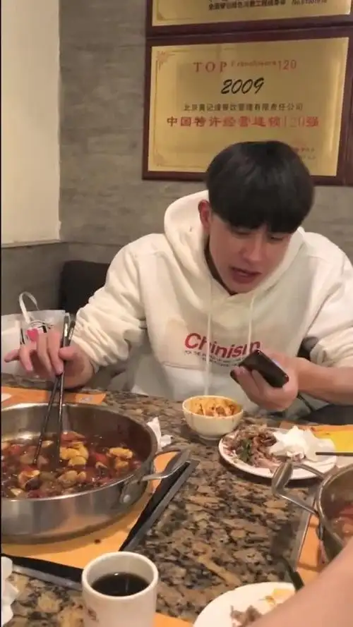 和新认识的小哥哥一起吃饭,他这个歌唱的我有点慌,我该怎么做