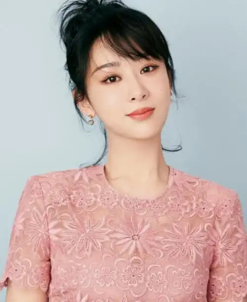 30岁的杨紫已经走出了她从前的"国民闺女"形象,展现出了更加成熟和