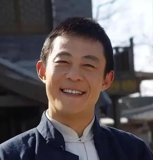 演员侯勇:一婚娶70后,二婚娶80后,三婚50岁竟娶了90后