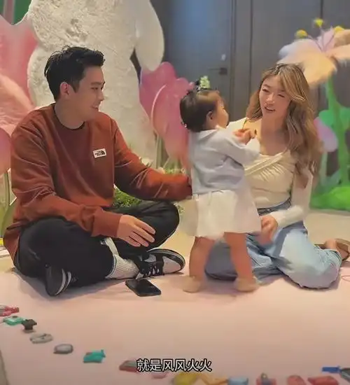 抓周时,程晓玥一家三口都出镜啦.