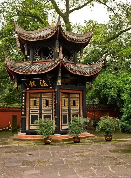 峨眉山报国寺,是峨眉山的第一座寺庙,也是峨眉山佛教活动的中心.