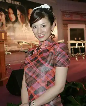 旗袍馆                 传统的红绿相间牡丹图的旗袍,穿在何琳(blog)