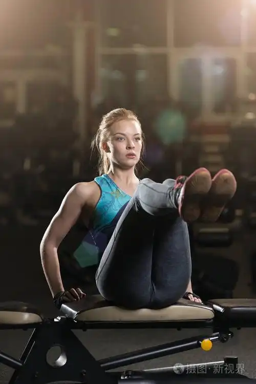 女人做 abs 肌肉力量练习