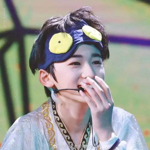 不数不知道宋亚轩捂嘴笑居然四十连拍啦09