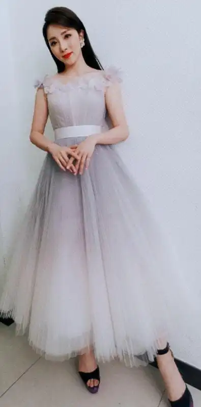 李思思气质高贵淡雅一袭灰色渐变裙演绎东方韵味美得不像话