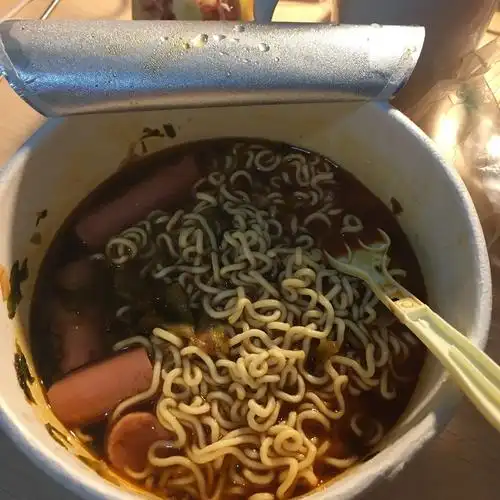 坛酸菜外加两根火腿肠妈耶耶耶 此处不应该喊妈因为我妈不让我吃泡面