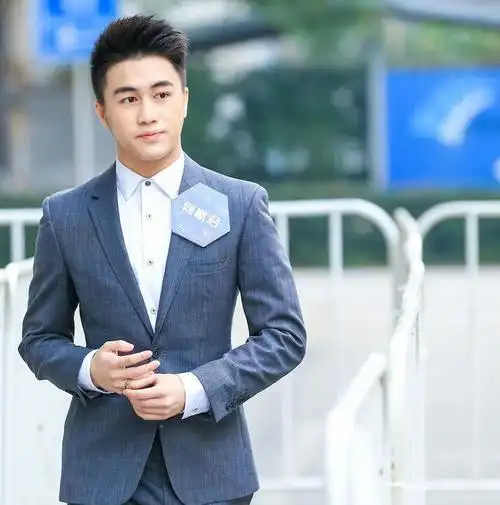 何猷君千字回应改认证,否认凭长孙争产,疑讽兄弟姐妹靠关系读名校