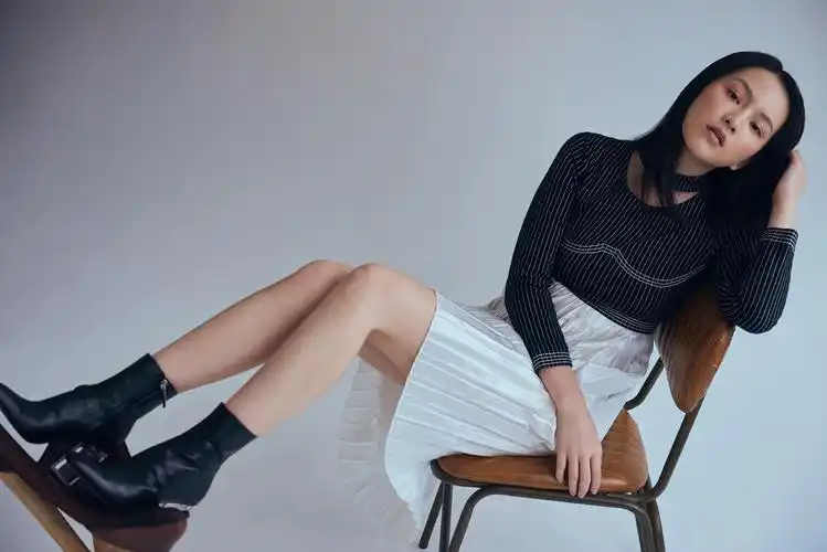 黄灿灿曝冬日清爽写真火山大哥率性而为