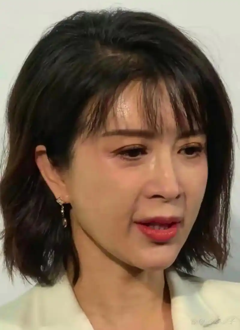 48岁的金巧巧北京出席公益活动,这看上去着实有60岁了!有点显老了!