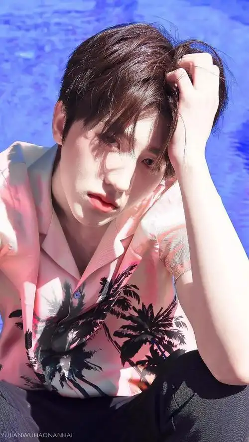 蔡徐坤壁纸:我喜欢你笑起来眉眼弯弯,更喜欢你舞台上炸裂的台风