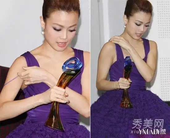 容祖儿内衣肩带下滑走光容祖儿当众调整内衣带