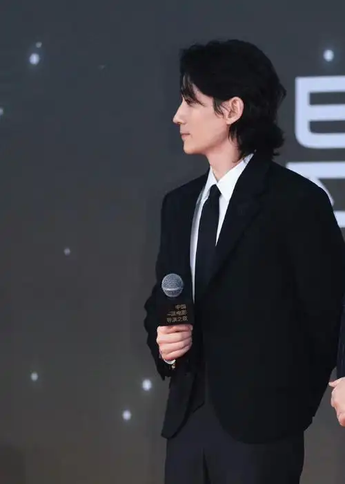 朱一龙出席中国电影导演之夜,身着louis vuitton黑色西服搭配喇叭裤