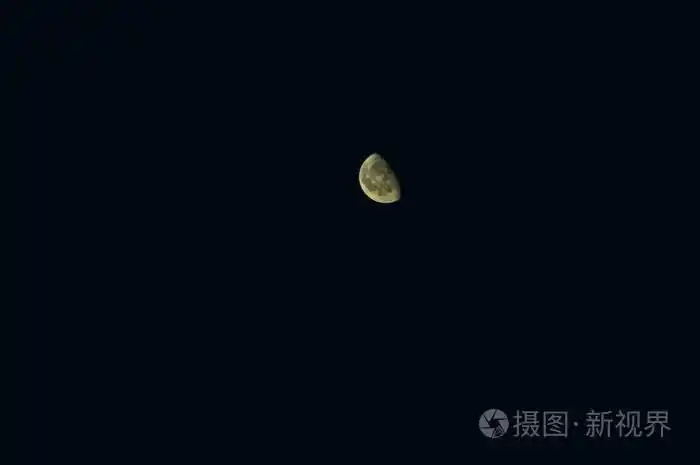 在法国蔚蓝海岸的夏天令人惊叹的半月