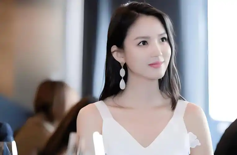 的她,真人美过李嘉欣,拒嫁30亿豪门,却嫁给了他_张梓琳_女明星_富豪