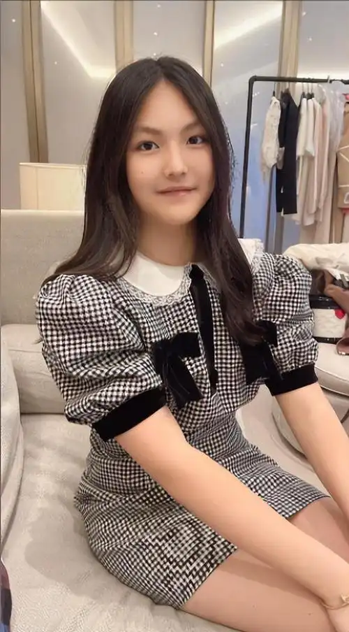 王诗龄14岁生日宴会曝光,脚踩桌子现场垃圾成堆,网友质疑其素质