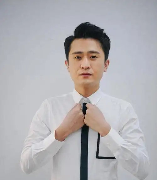 主持人杨帆:娶普通妻子李松奇,生下两个女儿,日子过得