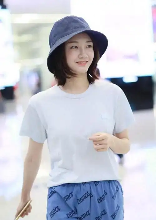 郑恺老婆苗苗的气质真天然,穿t恤配印花裤就出门,根本无需美颜