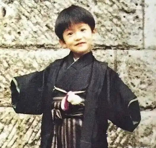 衣裤口袋也常常破损.木村拓哉小时候常常被欺负,因为他个子瘦弱.