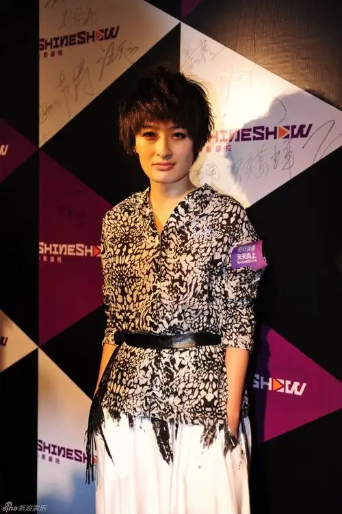 幻灯:"青春万岁"潮爆夜 李宇春曾轶可郭敬明助阵_高清图集_新浪网